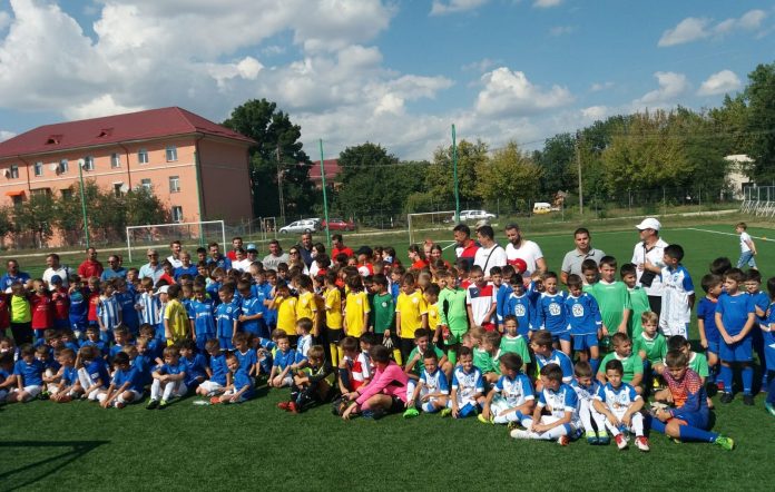 100 uniti pentru fotbal