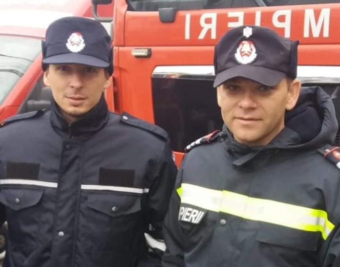 Călin Svoboda (dreapta) la datorie, alături de un coleg