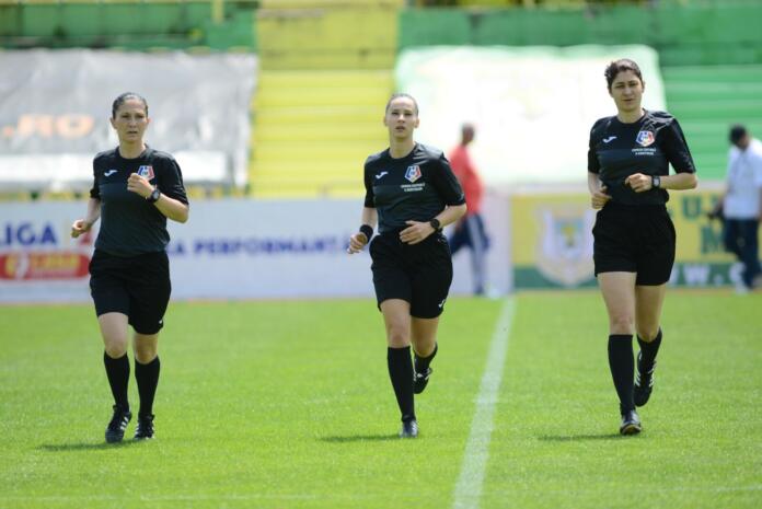 Brigadă feminină la partida CS Mioveni - FC Rapid ...